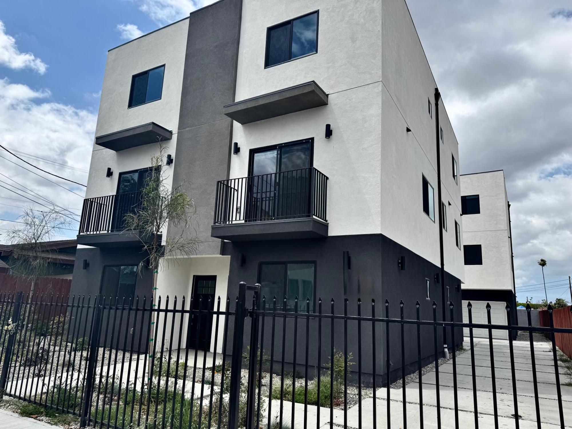 Hidden Gem In South La- Roomy, Quiet & Apartment *