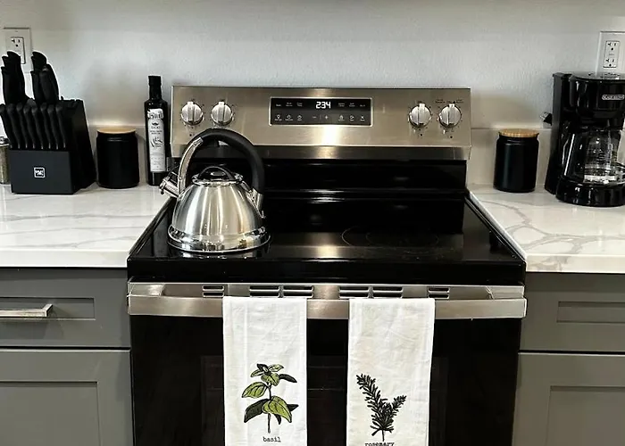 Hidden Gem In South La- Roomy, Quiet & Central