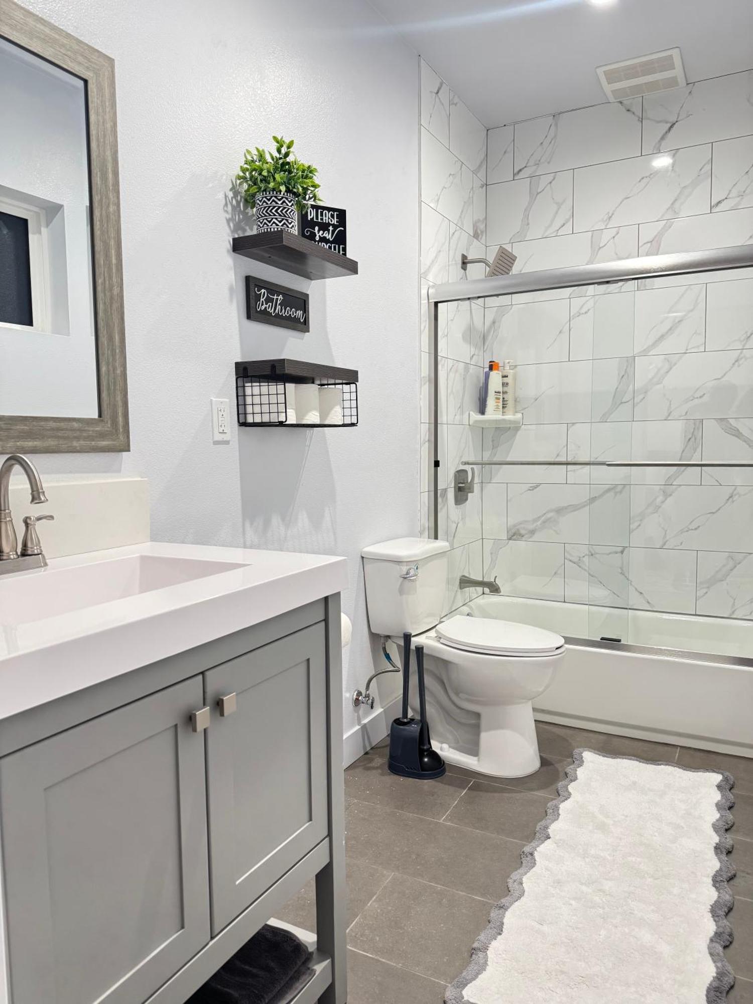 Hidden Gem In South La- Roomy, Quiet & Apartment Los Angeles