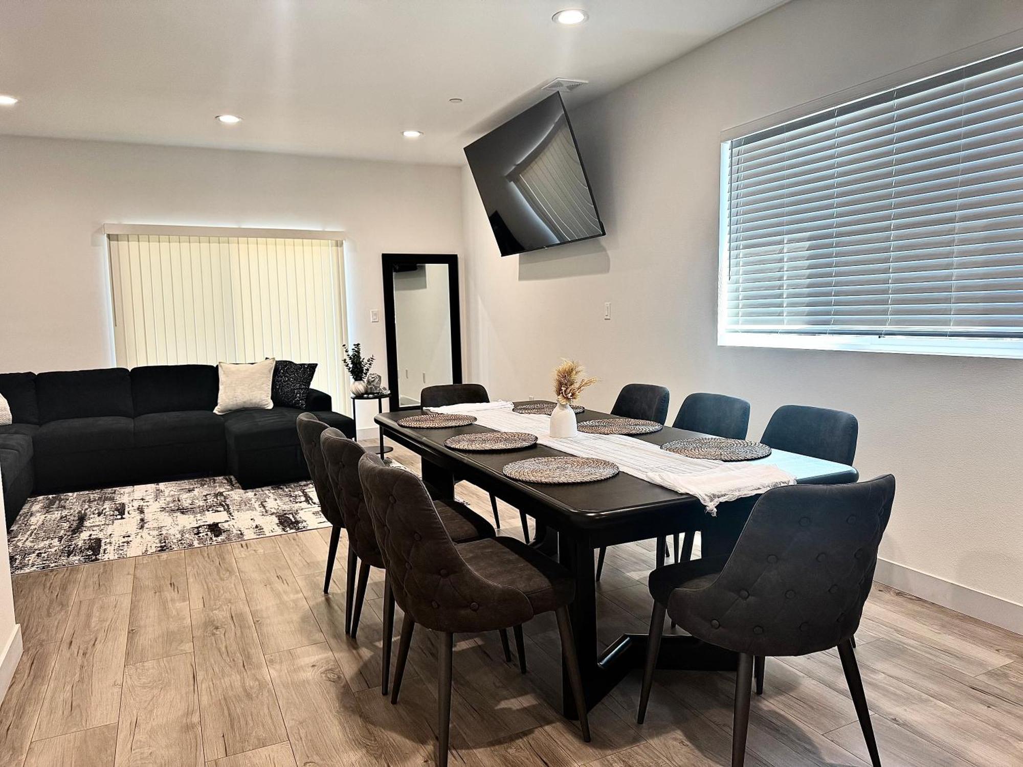 Apartment Hidden Gem In South La- Roomy, Quiet &